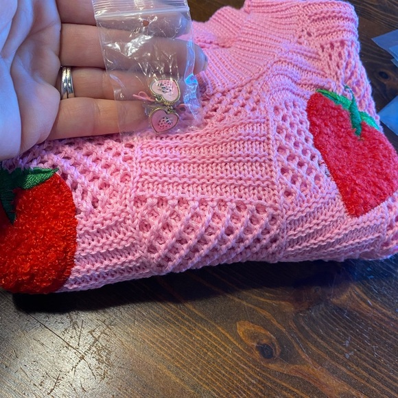 Boutique bubblegum pink strawberry SOFT crochet short flutter sleeve sweater szL - Picture 10 of 10